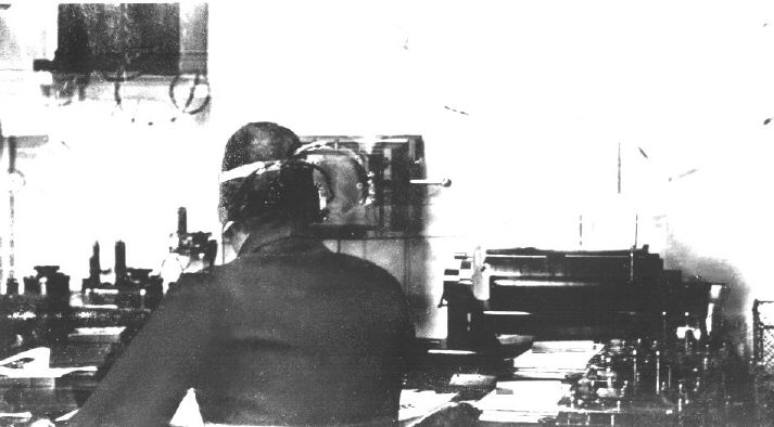 Foto: única fotografia existent de la cabina de ràdio del Titanic. Va ser presa per F. Browse, un passatger que va desembarcar en Queestown durant el viatge inaugural. (Foto cortesia de la col·lecció F. Browse)